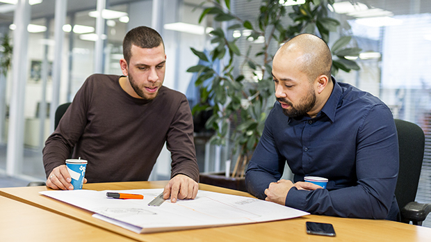 Mitarbeiter: innen im Büro